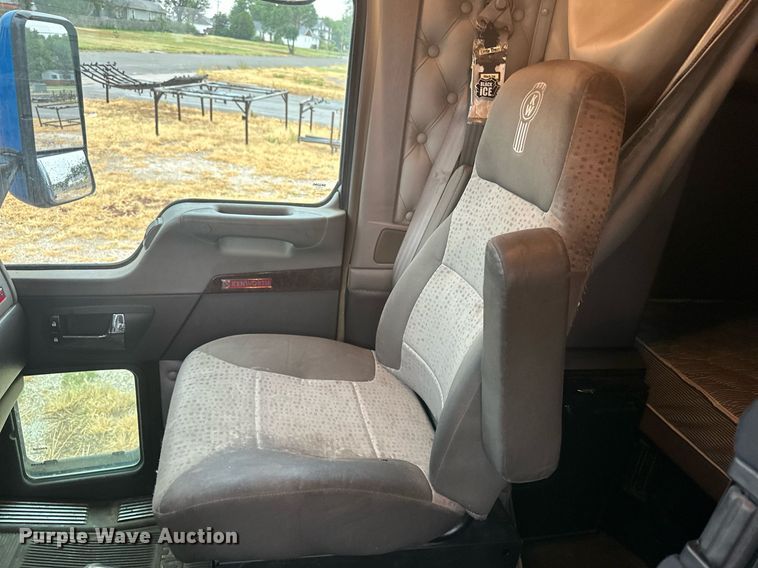 image for item OC9482 2012 Kenworth T600  semi truck