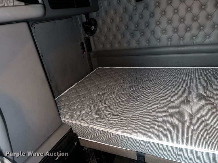 image for item OC9482 2012 Kenworth T600  semi truck