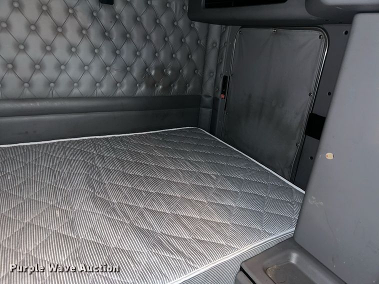 image for item OC9482 2012 Kenworth T600  semi truck