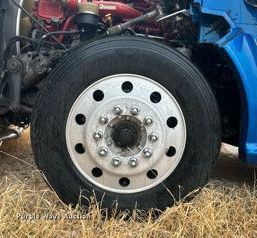 image for item OC9482 2012 Kenworth T600  semi truck