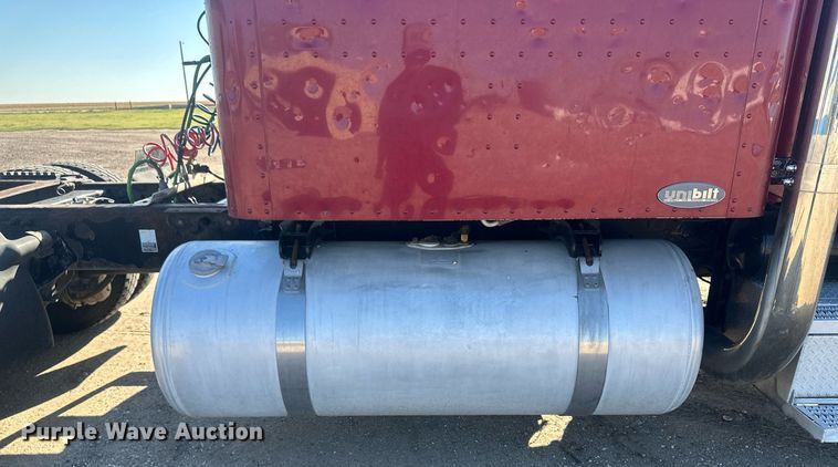 image for item OC9489 2005 Peterbilt 378  semi truck