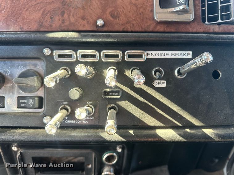 image for item OC9489 2005 Peterbilt 378  semi truck