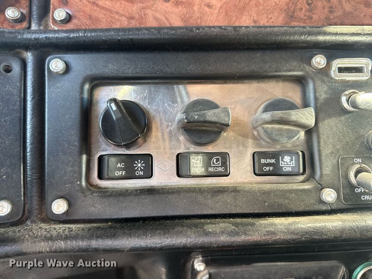 image for item OC9489 2005 Peterbilt 378  semi truck