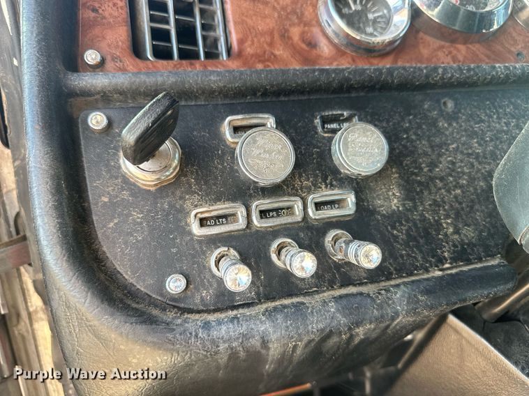 image for item OC9489 2005 Peterbilt 378  semi truck