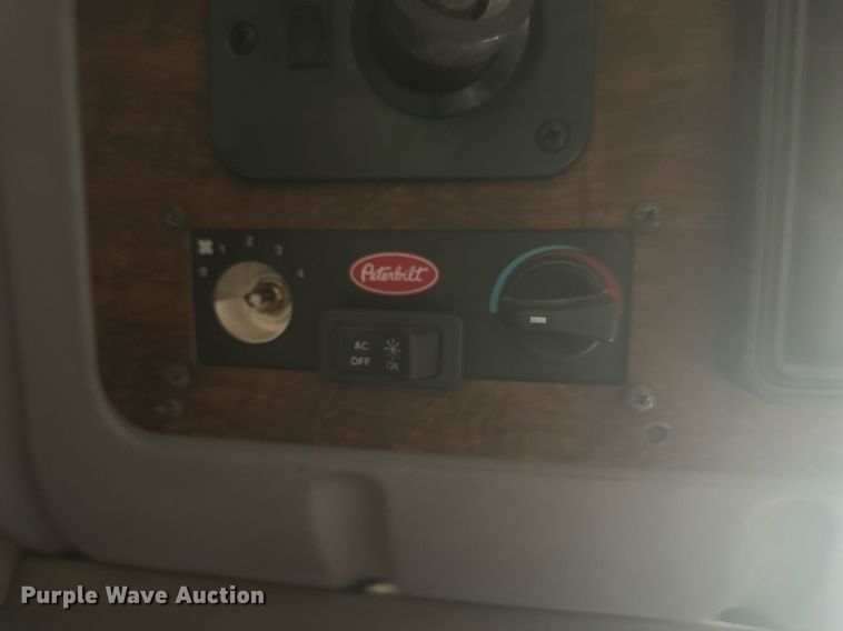 image for item OC9489 2005 Peterbilt 378  semi truck