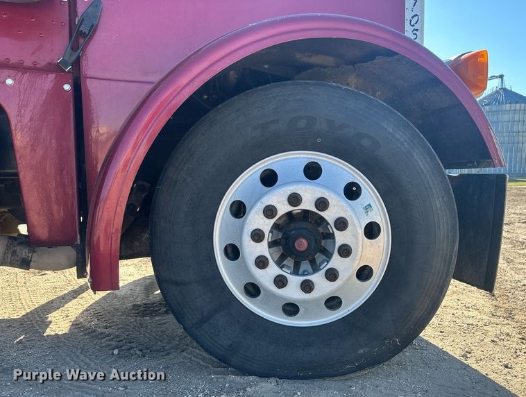 image for item OC9489 2005 Peterbilt 378  semi truck