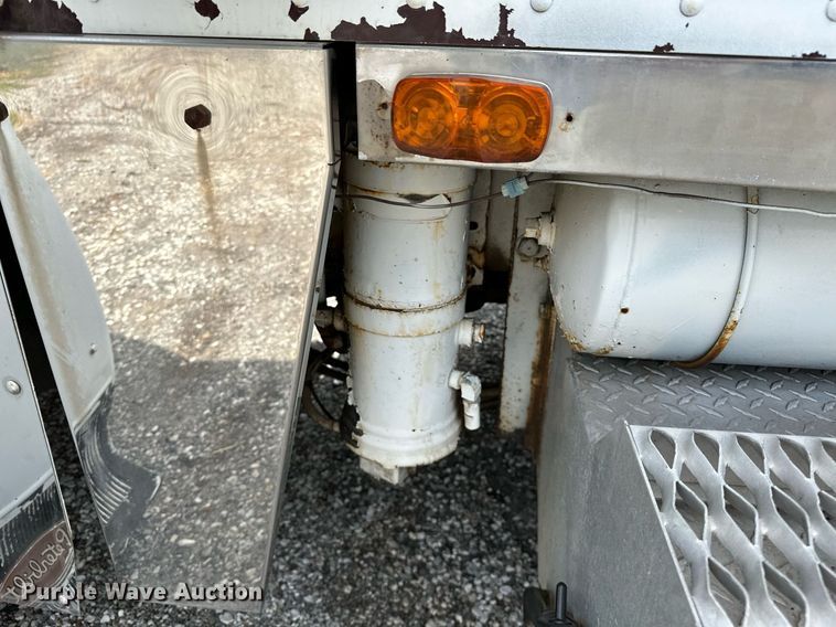 image for item OG9243 1988 Peterbilt 379  semi truck