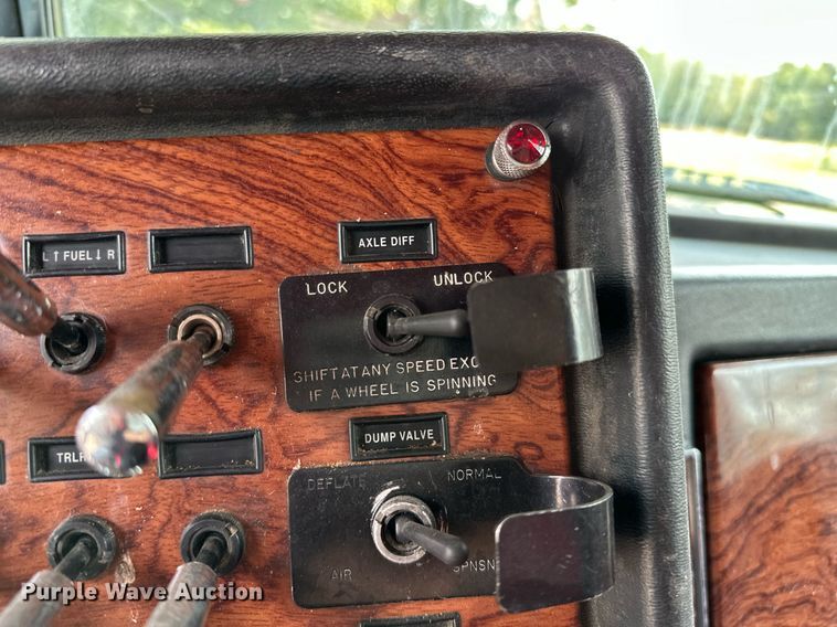 image for item OG9243 1988 Peterbilt 379  semi truck