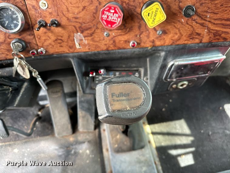 image for item OG9243 1988 Peterbilt 379  semi truck