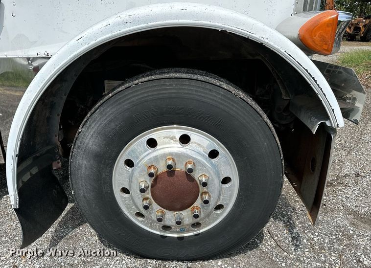 image for item OG9243 1988 Peterbilt 379  semi truck