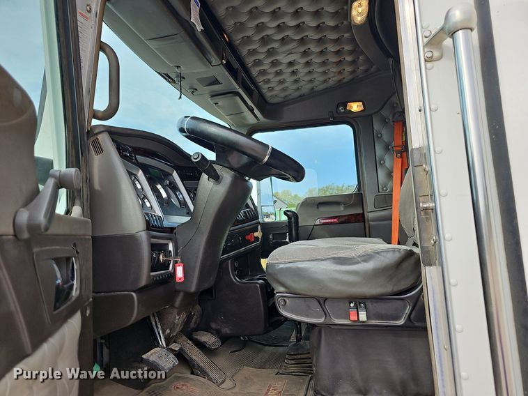 image for item OG9440 2013 Kenworth T660  semi truck