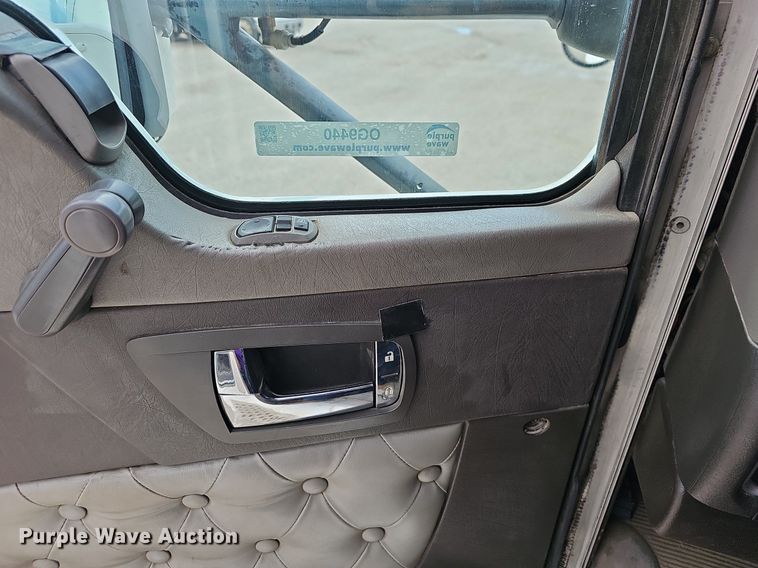 image for item OG9440 2013 Kenworth T660  semi truck