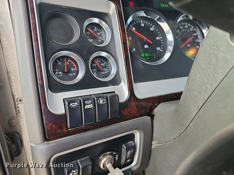 image for item OG9440 2013 Kenworth T660  semi truck