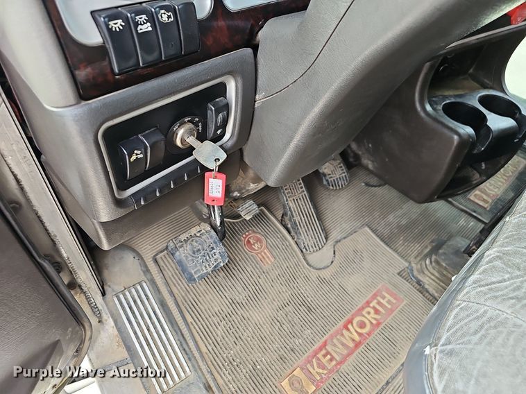 image for item OG9440 2013 Kenworth T660  semi truck