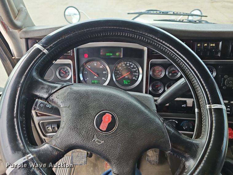 image for item OG9440 2013 Kenworth T660  semi truck