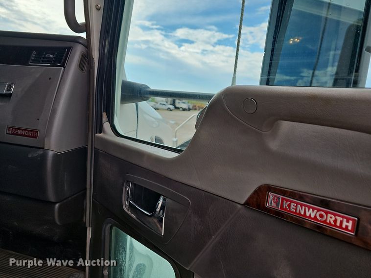 image for item OG9440 2013 Kenworth T660  semi truck