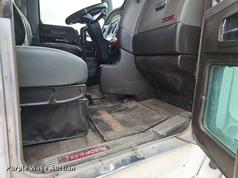 image for item OG9440 2013 Kenworth T660  semi truck