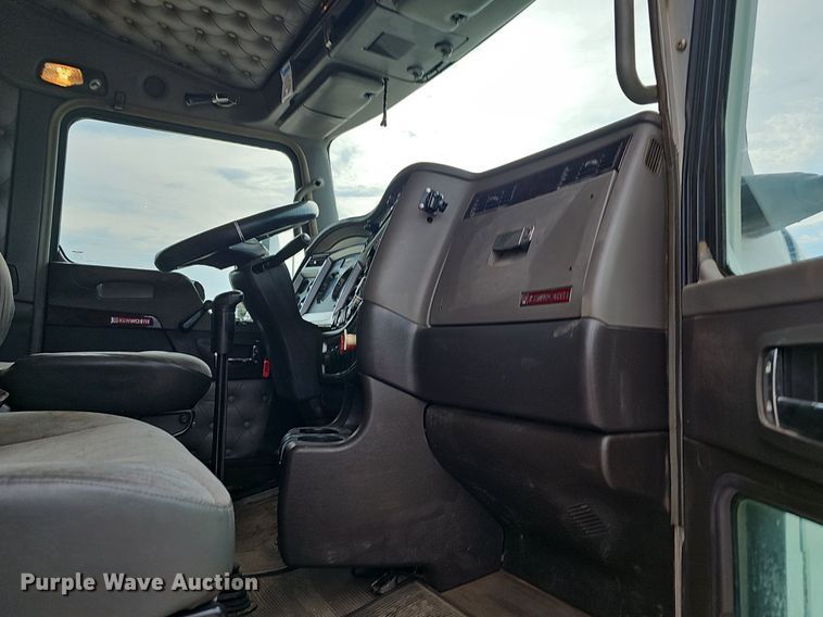 image for item OG9440 2013 Kenworth T660  semi truck