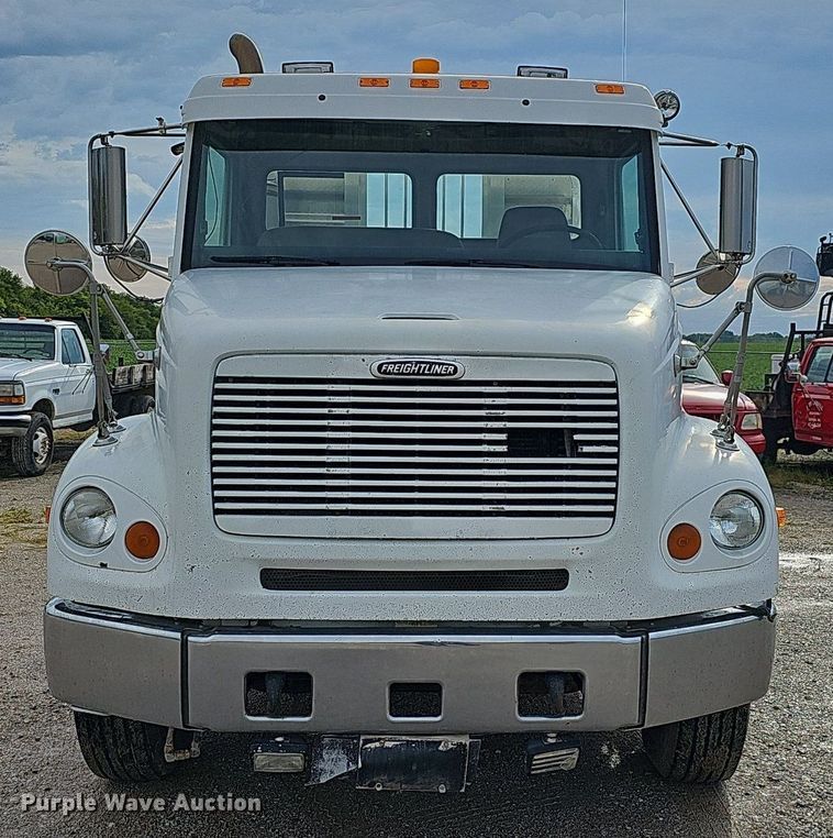 image for item OG9441 2000 Freightliner FL112  semi truck