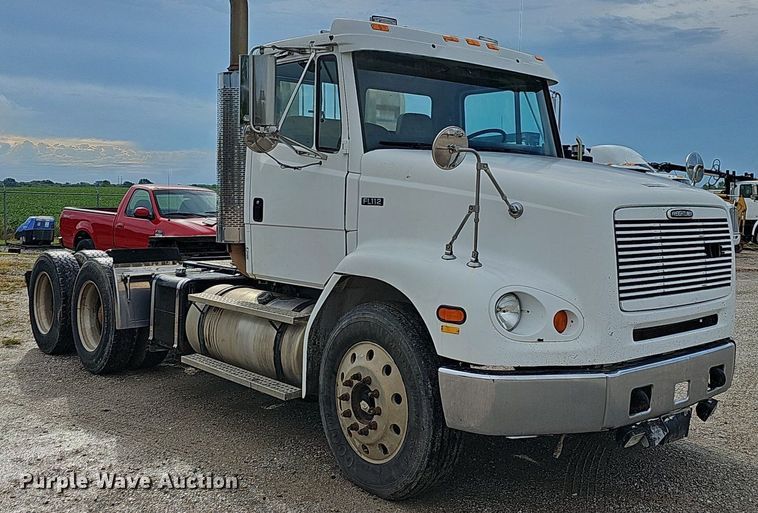 image for item OG9441 2000 Freightliner FL112  semi truck