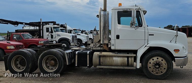 image for item OG9441 2000 Freightliner FL112  semi truck