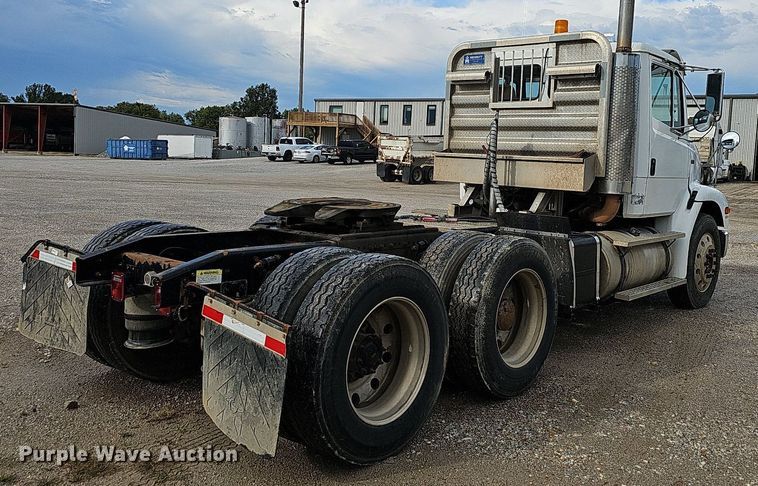 image for item OG9441 2000 Freightliner FL112  semi truck