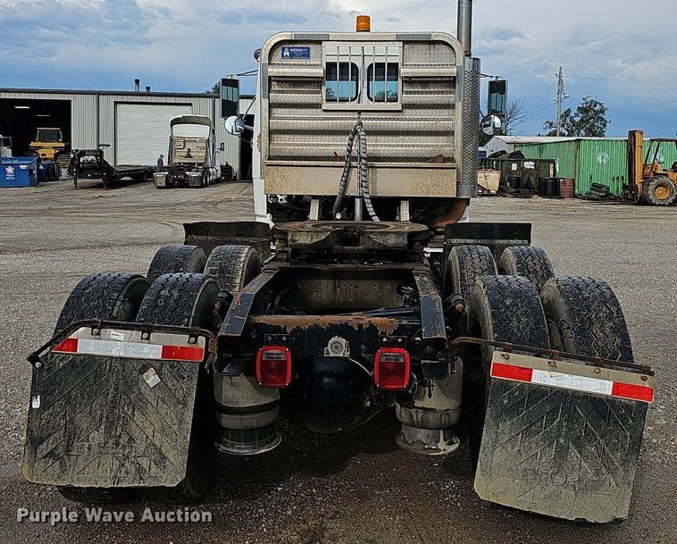 image for item OG9441 2000 Freightliner FL112  semi truck