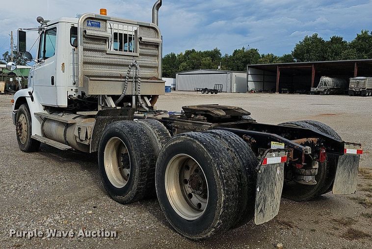 image for item OG9441 2000 Freightliner FL112  semi truck