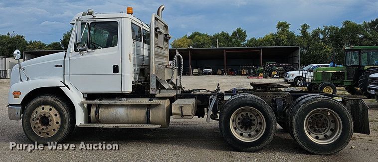 image for item OG9441 2000 Freightliner FL112  semi truck