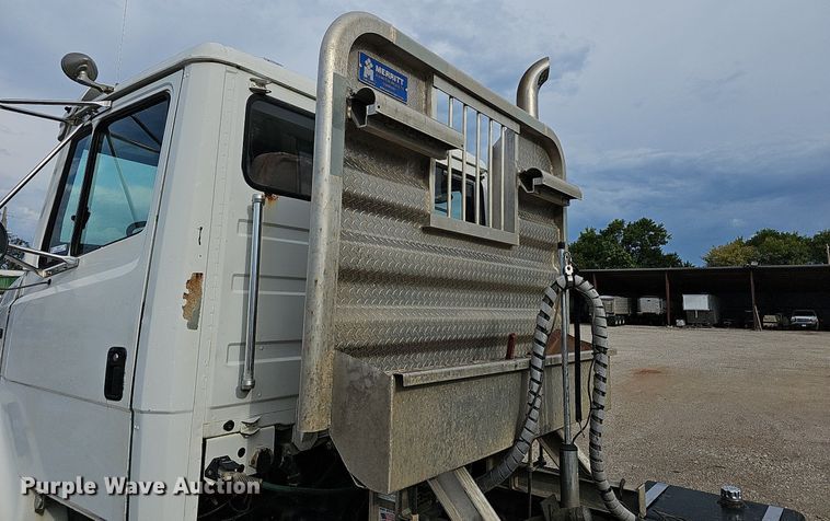 image for item OG9441 2000 Freightliner FL112  semi truck