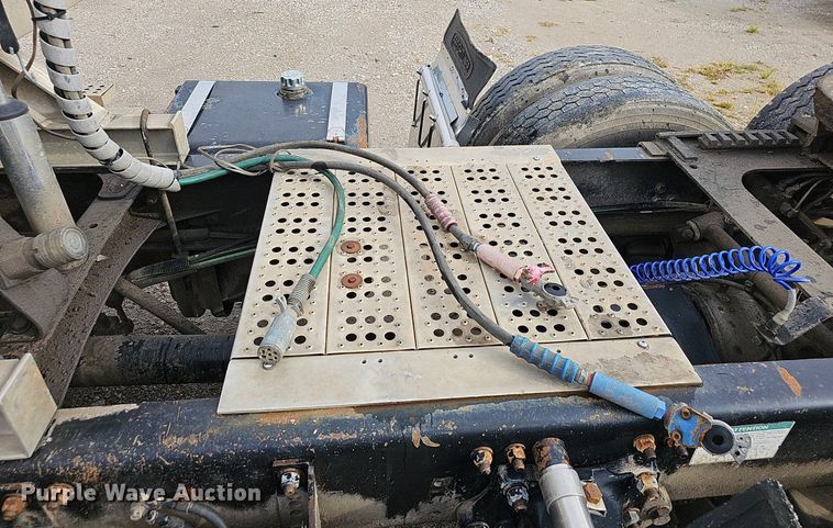 image for item OG9441 2000 Freightliner FL112  semi truck