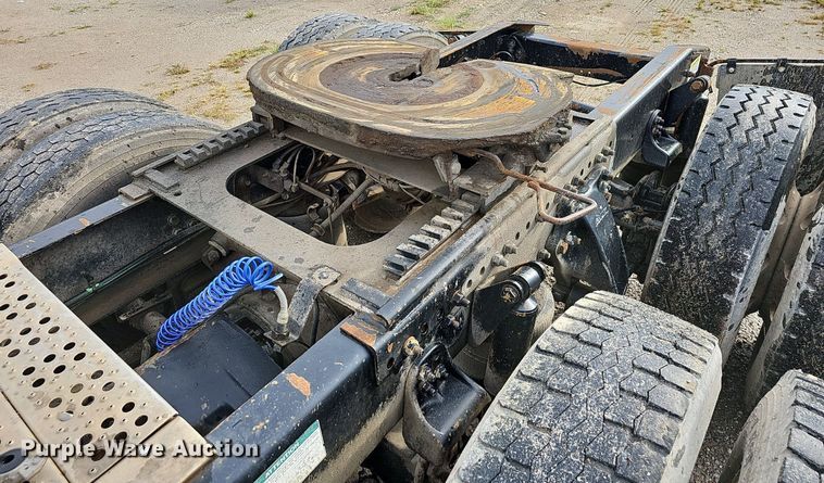 image for item OG9441 2000 Freightliner FL112  semi truck