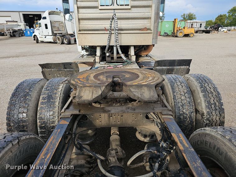 image for item OG9441 2000 Freightliner FL112  semi truck