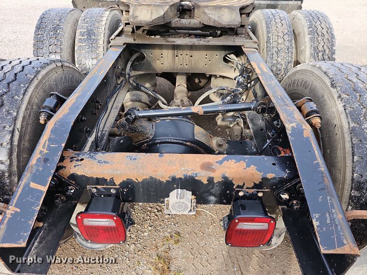 image for item OG9441 2000 Freightliner FL112  semi truck