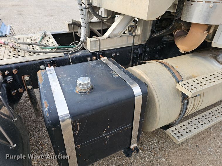 image for item OG9441 2000 Freightliner FL112  semi truck