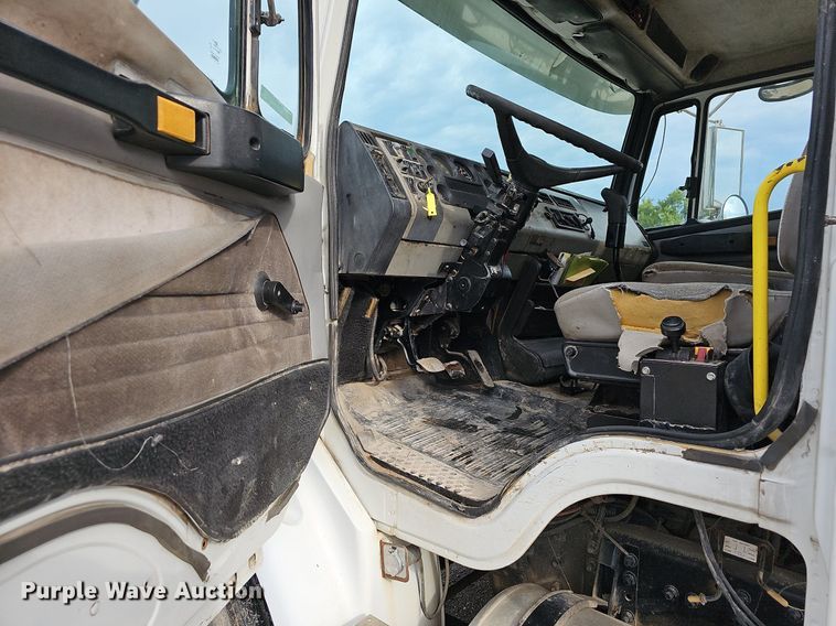 image for item OG9441 2000 Freightliner FL112  semi truck