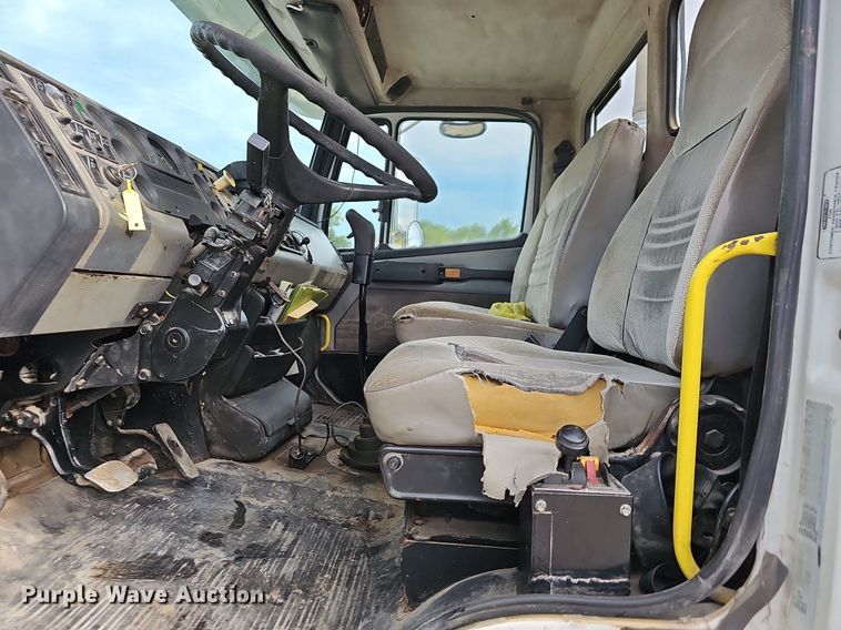 image for item OG9441 2000 Freightliner FL112  semi truck