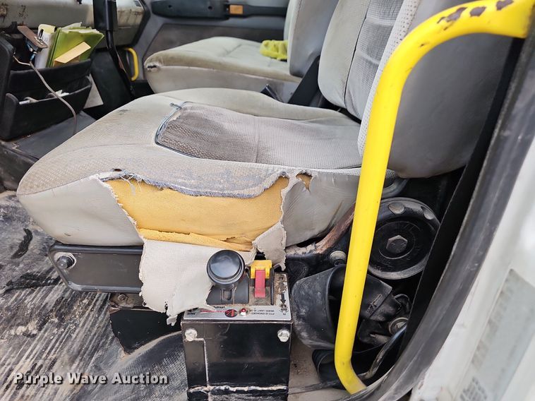 image for item OG9441 2000 Freightliner FL112  semi truck