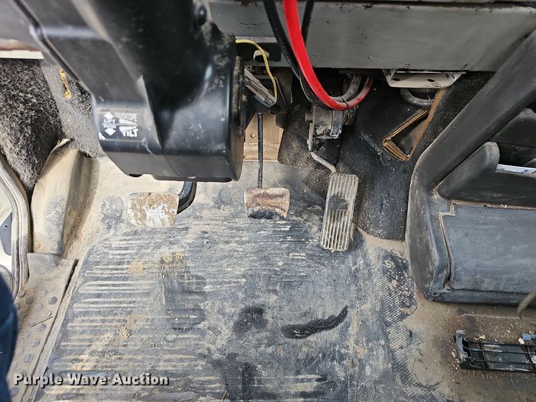 image for item OG9441 2000 Freightliner FL112  semi truck