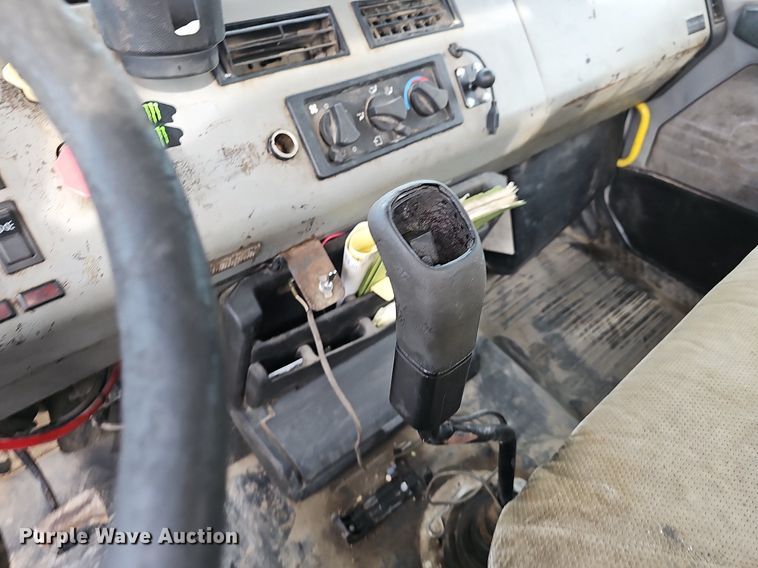 image for item OG9441 2000 Freightliner FL112  semi truck