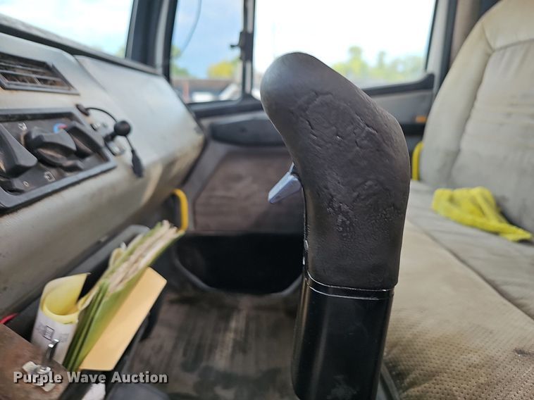 image for item OG9441 2000 Freightliner FL112  semi truck