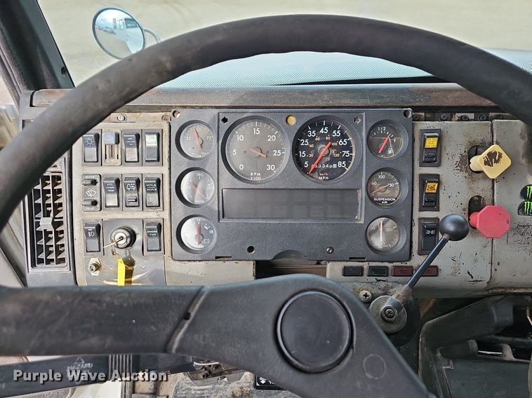 image for item OG9441 2000 Freightliner FL112  semi truck