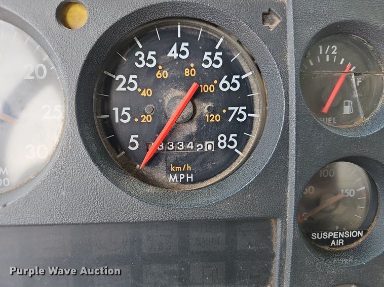 image for item OG9441 2000 Freightliner FL112  semi truck