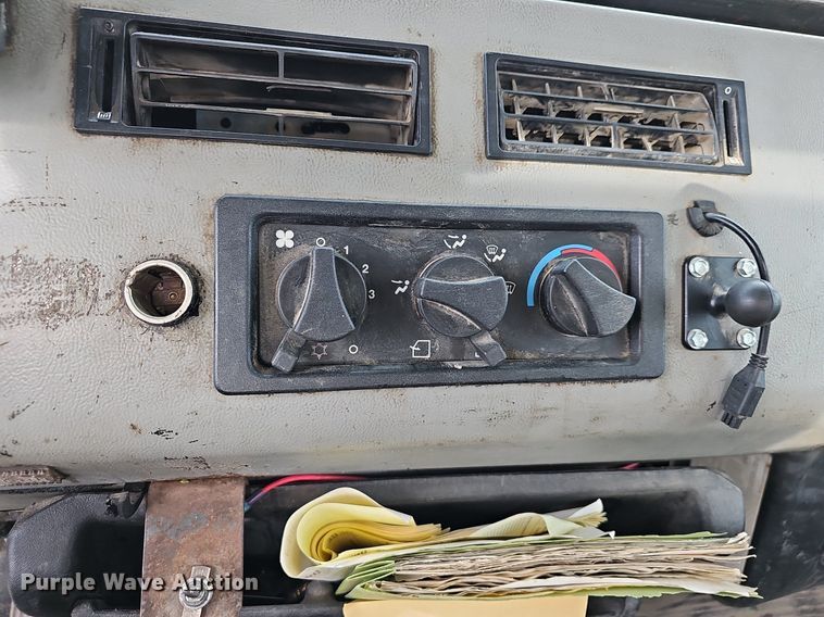 image for item OG9441 2000 Freightliner FL112  semi truck