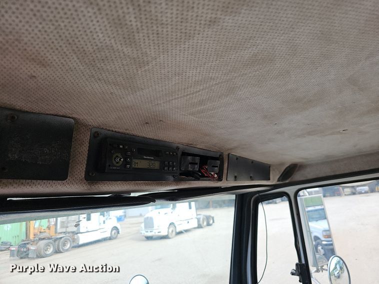 image for item OG9441 2000 Freightliner FL112  semi truck