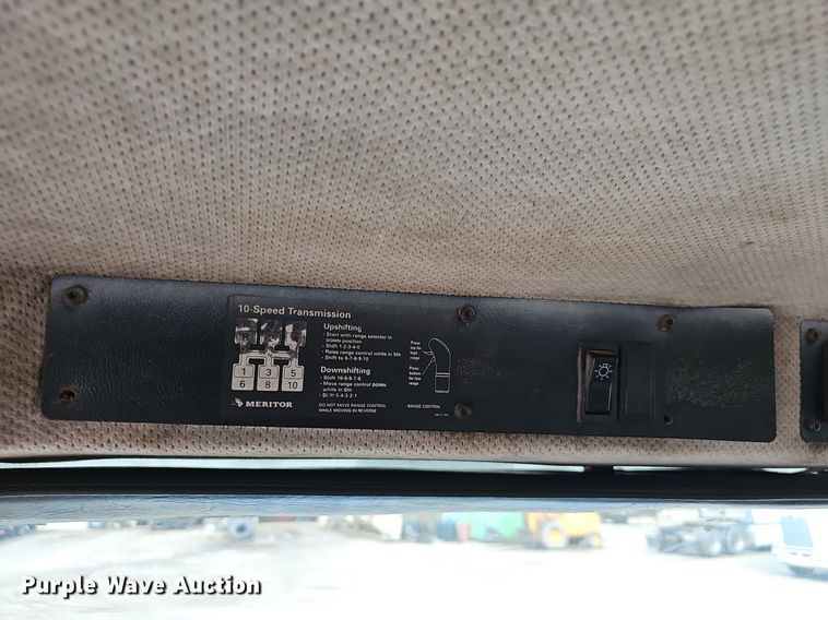 image for item OG9441 2000 Freightliner FL112  semi truck