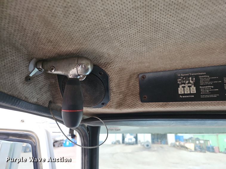 image for item OG9441 2000 Freightliner FL112  semi truck