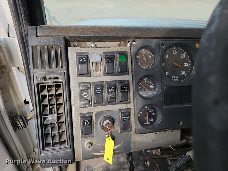 image for item OG9441 2000 Freightliner FL112  semi truck