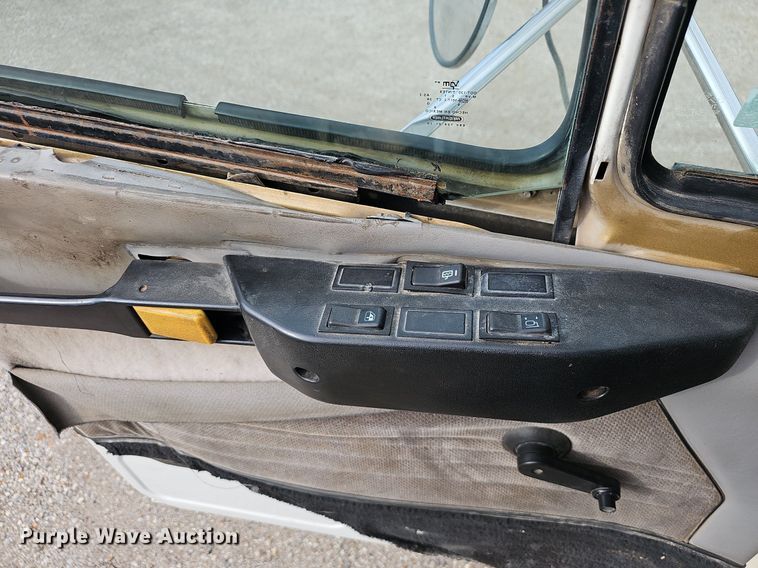 image for item OG9441 2000 Freightliner FL112  semi truck