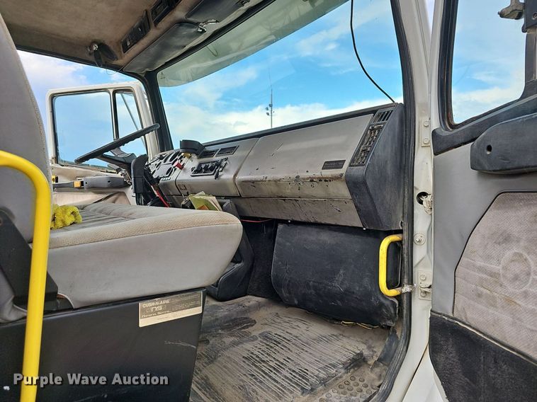 image for item OG9441 2000 Freightliner FL112  semi truck